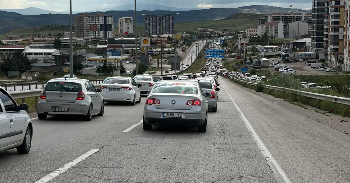 Bayram Dönüşü Çilesi: Kırıkkale’de 15 Km’lik Trafik Kuyruğu Tatilcileri Bekletti