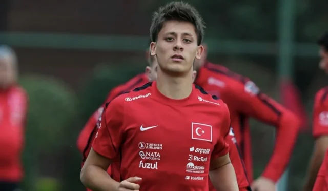 A Milli Takım oyuncuları, Vincenzo Montella yönetiminde Dünya Kupası hazırlık antrenmanı yapıyor.