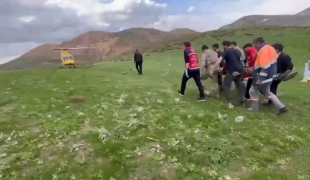 Erzurum'da dağlık alanda yaralanan bir vatandaşın helikopterle kurtarılma anı