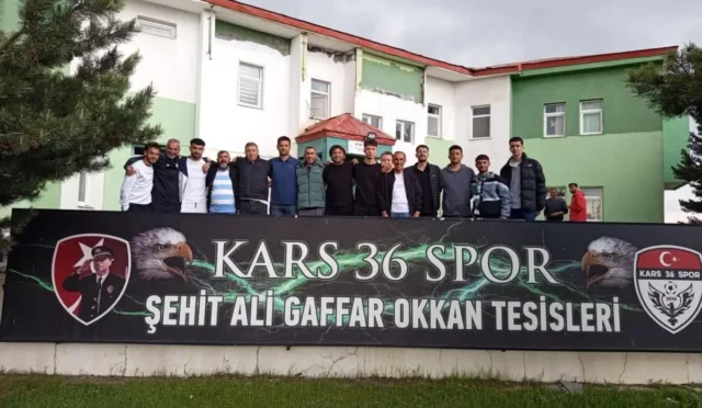 Harbiler36 taraftar grubu Kars 36 Spor futbolcularına moral ziyaretinde bulunuyor.