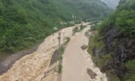 Giresun'da sağanak yağış sonrası taşan dere ve ulaşıma kapanan yol