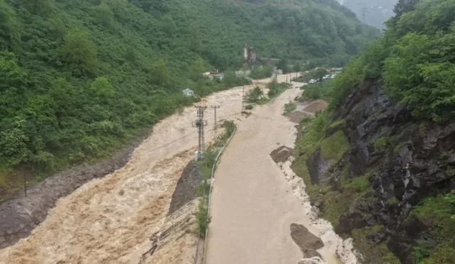 Giresun'da sağanak yağış sonrası taşan dere ve ulaşıma kapanan yol