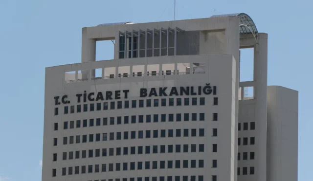 Otomobil reklamı ve ceza makbuzu görseli