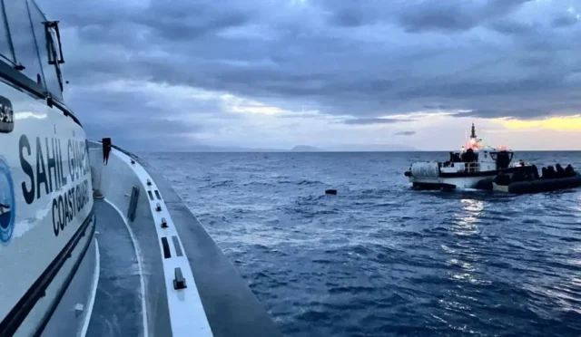 İzmir açıklarında Sahil Güvenlik ekipleri tarafından kurtarılan düzensiz göçmenler