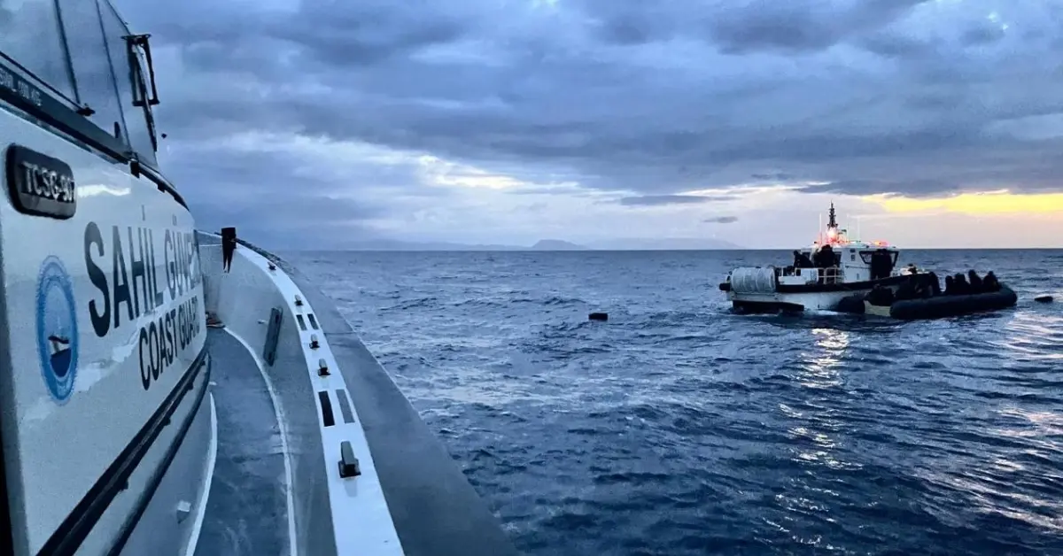 İzmir Açıklarında Tehlikeli Yolculuk: 17 Düzensiz Göçmen Sahil Güvenlik Tarafından Kurtarıldı