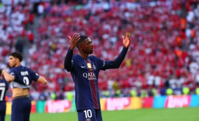 Paris Saint-Germain oyuncuları Şampiyonlar Ligi kupasını kaldırırken