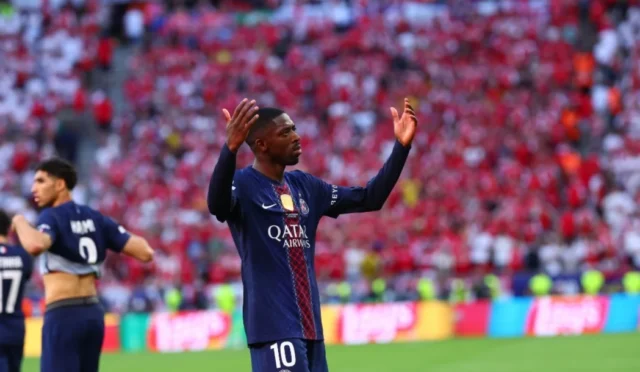 Paris Saint-Germain oyuncuları Şampiyonlar Ligi kupasını kaldırırken