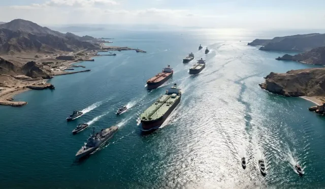 İran donanması, Hürmüz Boğazı'nda 20 ticari geminin güvenli geçişini koordine etti.