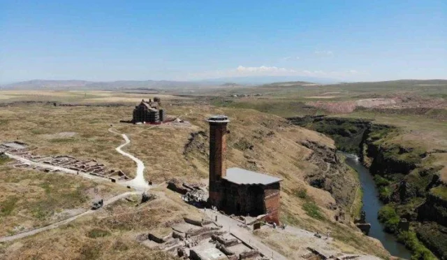Kars Ani Ören Yeri'nde bayram tatili yoğunluğu, tarihi yapılar ve turistler