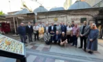 Türkiye Yazarlar Birliği İstanbul Şubesi'nde düzenlenen bayramlaşma programına katılan yazarlar ve kültür sanat dostları toplu halde hatıra fotoğrafı çektiriyor.