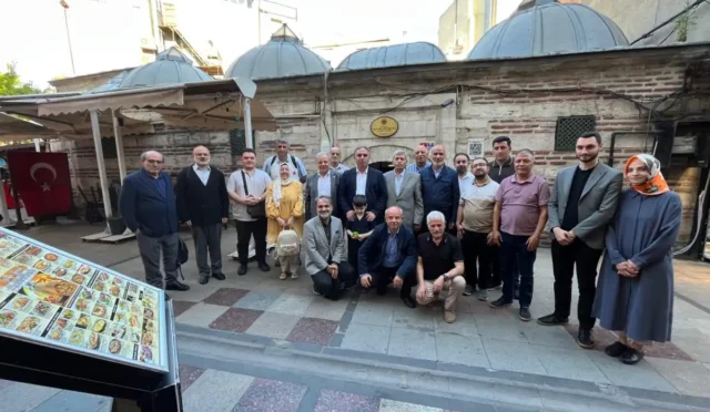 Türkiye Yazarlar Birliği İstanbul Şubesi'nde düzenlenen bayramlaşma programına katılan yazarlar ve kültür sanat dostları toplu halde hatıra fotoğrafı çektiriyor.