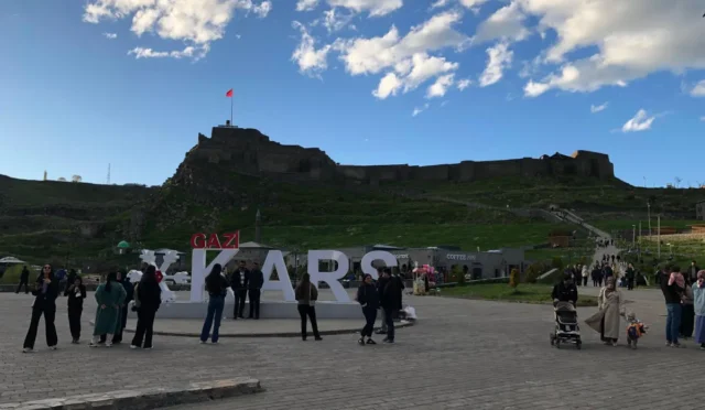 Kars'ta bayramın son günlerinde turistik yerleri ziyaret eden kalabalık