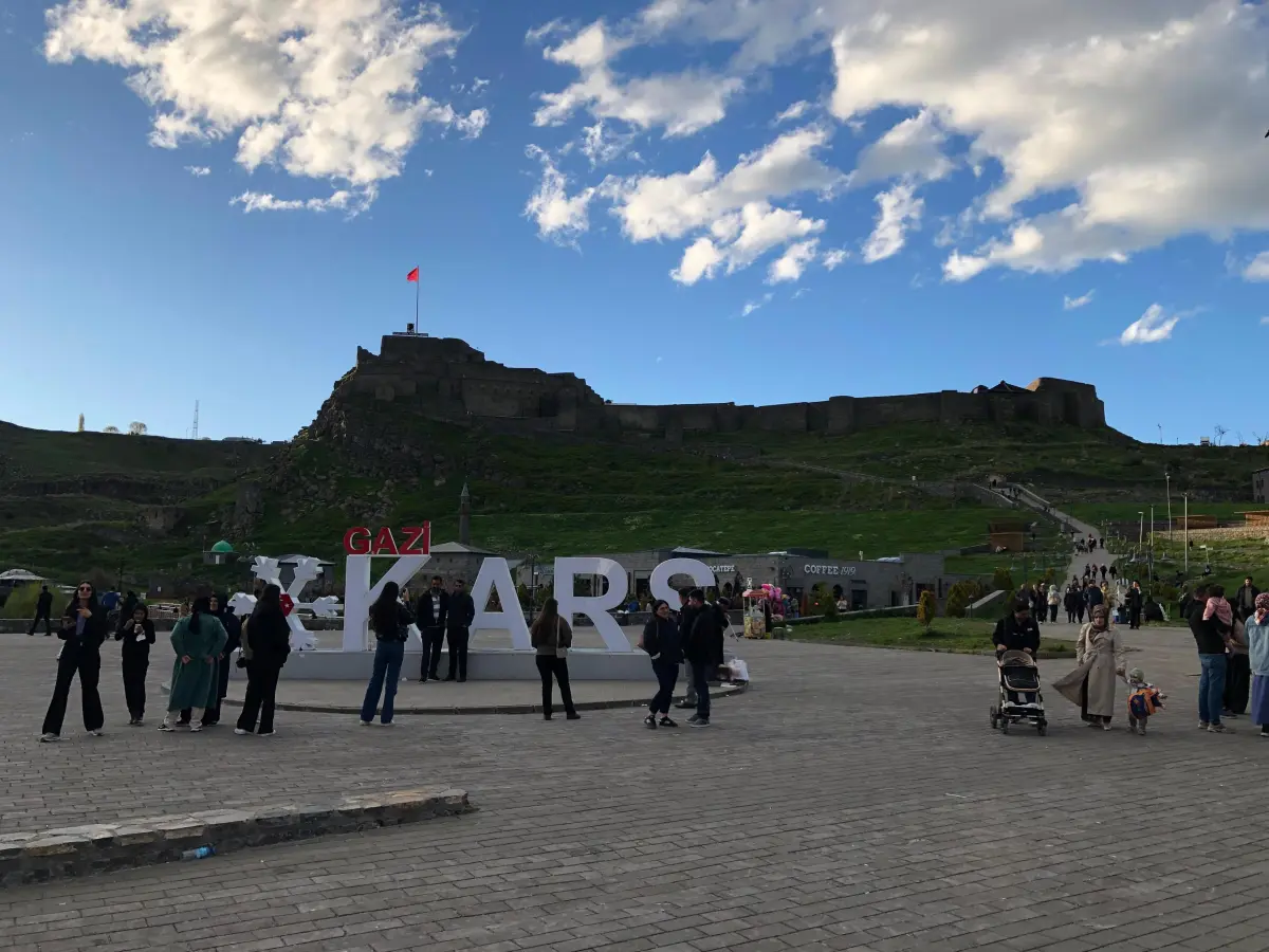 Bayramın Son Günlerinde Kars’ta Turizm Canlandı: Yerli ve Yabancı Ziyaretçiler Şehre Akın Etti