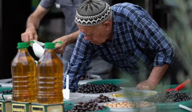 Tirilye Zeytin Çiçeği Festivali'nde zeytin ve yöresel ürün stantları