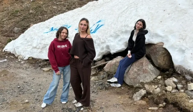 Haziran ayında Rize Kaçkar Dağları'nda karla kaplı yayla manzarası