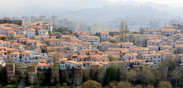 Ankara Kalesi'nin yenilenen yüzü, modern aydınlatma ve güvenlik önlemleriyle dikkat çekiyor.