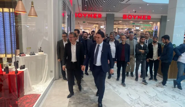 Elazığ Ticaret ve Sanayi Odası Başkan Adayı Nurullah Öner, ekonomik kalkınma hakkında açıklamalarda bulunuyor.