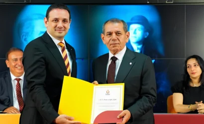 Galatasaray Başkanı Dursun Özbek mazbatasını alırken