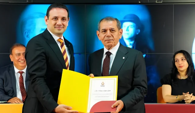 Galatasaray Başkanı Dursun Özbek mazbatasını alırken
