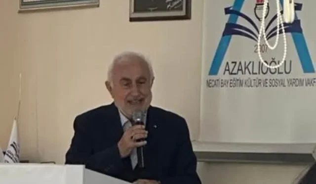 Giresun Emekli Valisi Dursun Ali Şahin'e Azaklıoğlu Vakfı tarafından teşekkür plaketi veriliyor