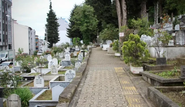 Giresun'da Kurban Bayramı süresince mezarlık ziyareti yapan vatandaşlar