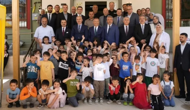 Rize Valisi, Gaziantep Valisi ve Rize Belediye Başkanı'nın Nurdağı'ndaki Kur'an Kursu açılışında çocuklarla bir araya gelişi.