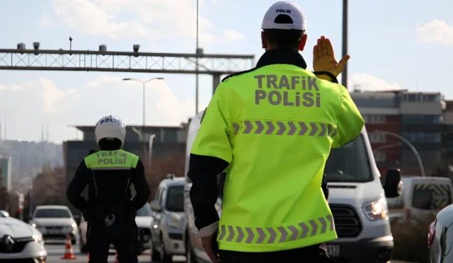 İstanbul'da korsan taşımacılığa yönelik denetimler sırasında trafik ekipleri