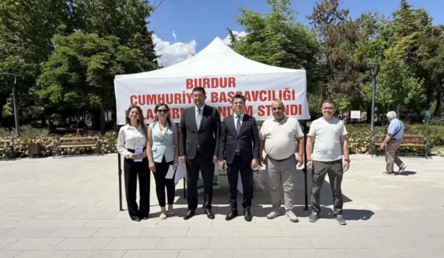 Burdur Uzlaştırma Haftası kapsamında adliye personeli vatandaşları bilgilendiriyor