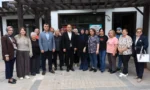 Kırıkkale Belediye Başkanı Ahmet Önal, Çini Atölyesi'ndeki kadın kursiyerlerin el emeği göz nuru çini eserlerini inceliyor.