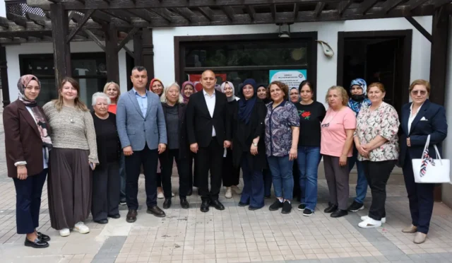 Kırıkkale Belediye Başkanı Ahmet Önal, Çini Atölyesi'ndeki kadın kursiyerlerin el emeği göz nuru çini eserlerini inceliyor.