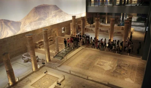 Zeugma Mozaik Müzesi'nin içinden çekilmiş, ziyaretçi yoğunluğunu gösteren bir kare