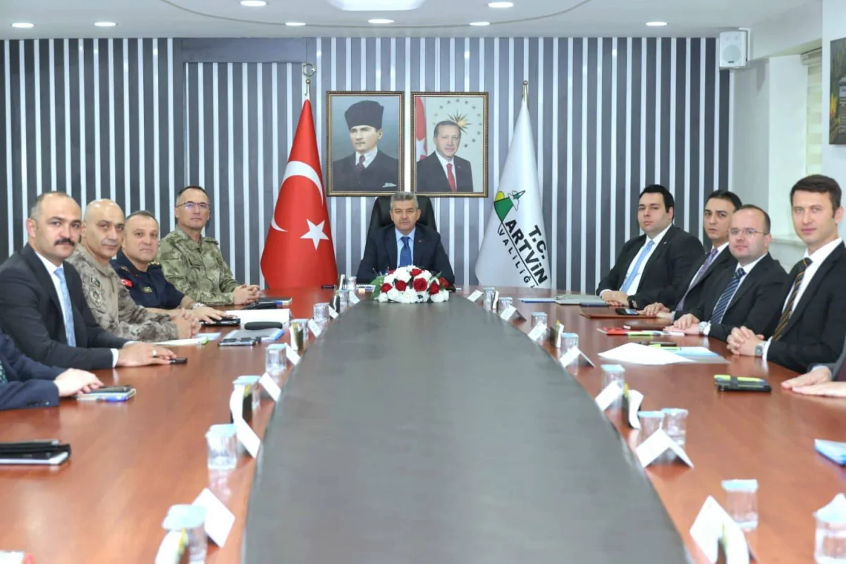 Artvin’de Güvenlik ve Asayiş Zirvesi: Vali Ergün Başkanlığında Kapsamlı Değerlendirme