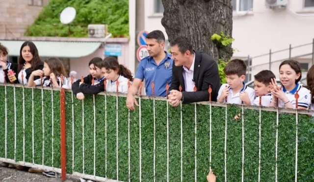 Giresun Belediye Başkanı Eyüp Ergan Köse, esnaf ve vatandaşlarla sohbet ediyor.