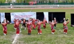 Kars'ta düzenlenen halk oyunları şenliğinde sahne alan öğrenciler