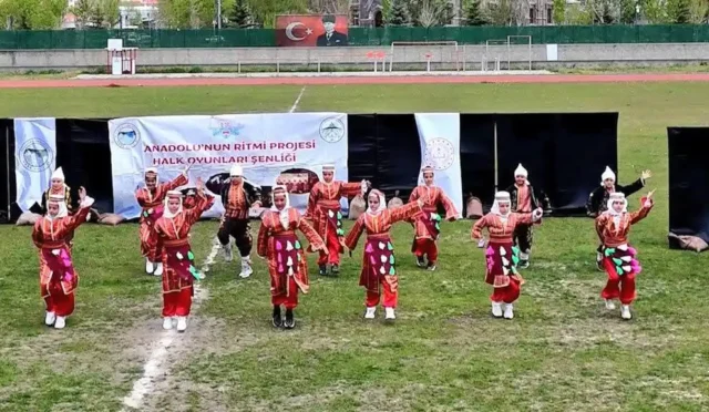 Kars'ta düzenlenen halk oyunları şenliğinde sahne alan öğrenciler
