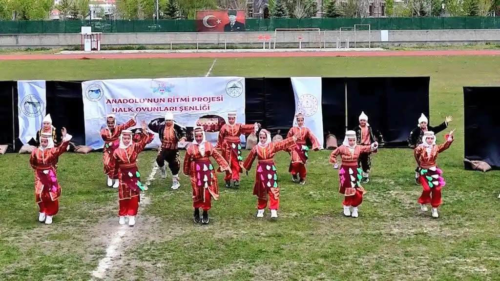 Kars’ta Görkemli Halk Oyunları Şöleni: 923 Öğrenci Anadolu’nun Ritimleriyle Sahne Aldı