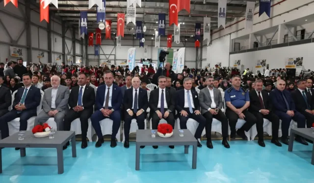 Erzurum'da 'Maarifin Kalbinde Marifetli Gençlik' Mesleki ve Teknik Eğitim Fuarı açılışı