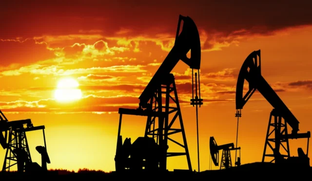 Brent petrol varil fiyatının 97 doları aştığına dair haber görseli