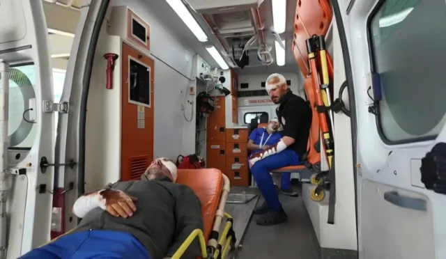 Erzurum Şehir Hastanesi'nde deprem ve yangın senaryolarını içeren kırmızı kod tatbikatı yapıldı.