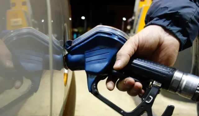 Benzin ve motorin fiyatlarındaki artışı gösteren akaryakıt tabelası