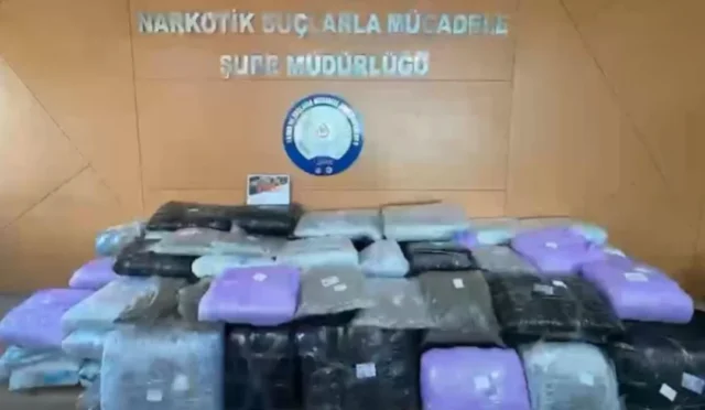 İzmir'de polis ekiplerinin narkotik operasyonunda ele geçirilen uyuşturucu maddeler