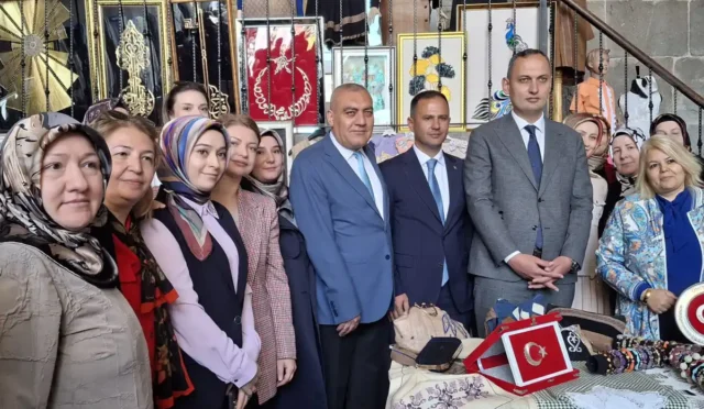Çifte Minareli Medrese'de düzenlenen Hayat Boyu Öğrenme Şenliği'nde sergilenen eserler