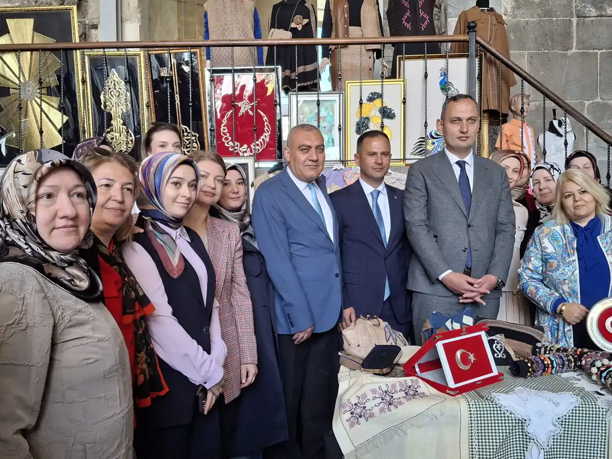 Çifte Minareli Medrese Sanatla Buluştu: Tarihi Dokuda Hayat Boyu Öğrenme Şenliği