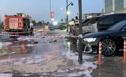 Bakırköy'de bir lüks araç galerisinin önünde çıkan yangında alev alan araçlar