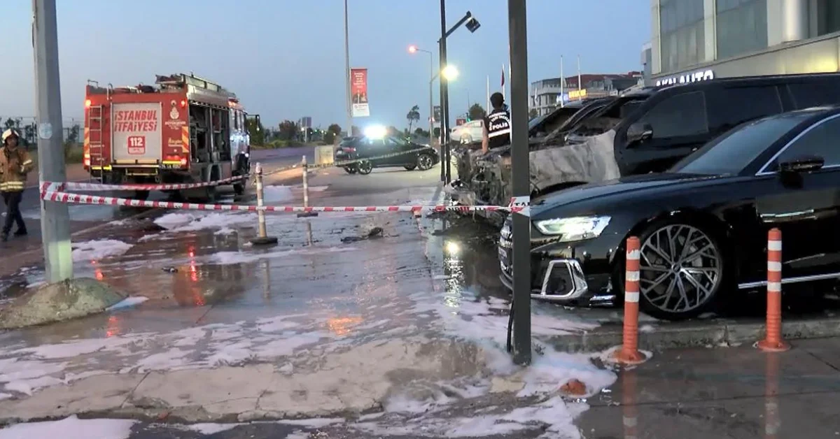 Bakırköy’de Lüks Galeri Önünde Korkunç Yangın: 50 Milyon TL Değerindeki 4 Araç Kül Oldu, Kundaklama Şüphesi Araştırılıyor