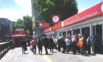 Ankara'da ucuz yumurta almak için Sıhhiye'deki İşyurtları mağazası önünde uzun kuyruk oluşturan vatandaşlar