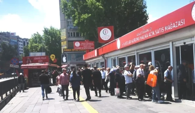 Ankara'da ucuz yumurta almak için Sıhhiye'deki İşyurtları mağazası önünde uzun kuyruk oluşturan vatandaşlar