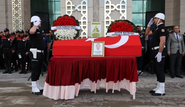 Erzurum'da vefat eden polis memuru İbrahim Karataş için düzenlenen cenaze töreninden bir görüntü