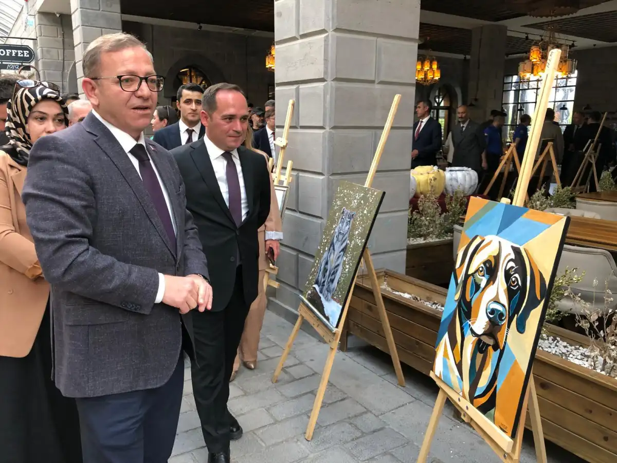 Demir Parmaklıkların Ardından Sanata Uzanan Eller: Kars’ta Hükümlülerin Eserleri Sergileniyor