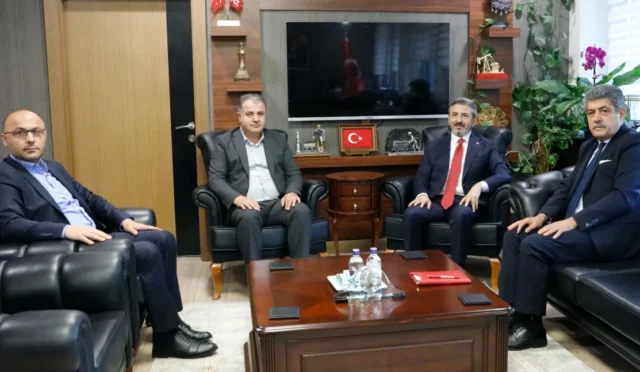 TİMBİR ve BHA heyetinin Çalışma ve Sosyal Güvenlik Bakan Yardımcısı Ahmet Aydın'ı ziyareti sırasında çekilen fotoğraf